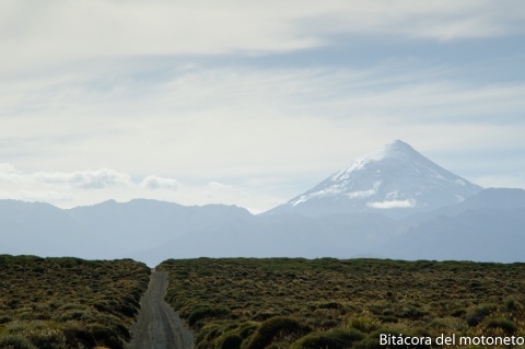 Carretera para ir al lago con el Lanín al frente