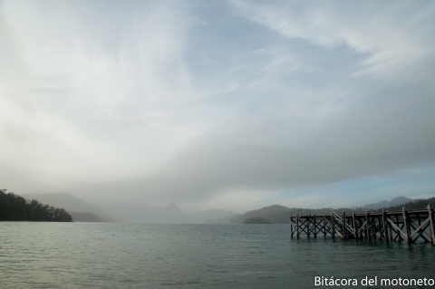 Lago Espejo y nube de cenizas volcánicas arriba