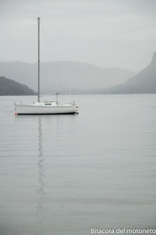 Velero en lago Mansardi