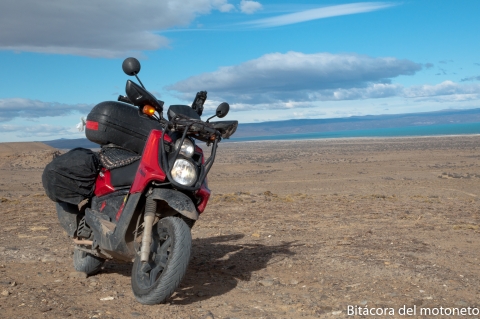Lago Cardiel al fondo