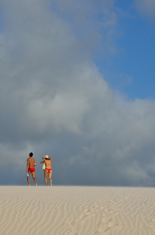 Brasileiros en traje formal, sunga, bikini y havaianas