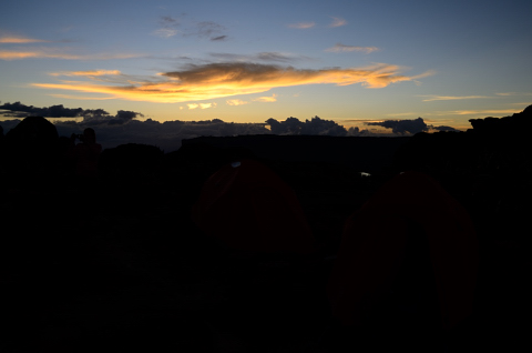 Campamento y atardecer