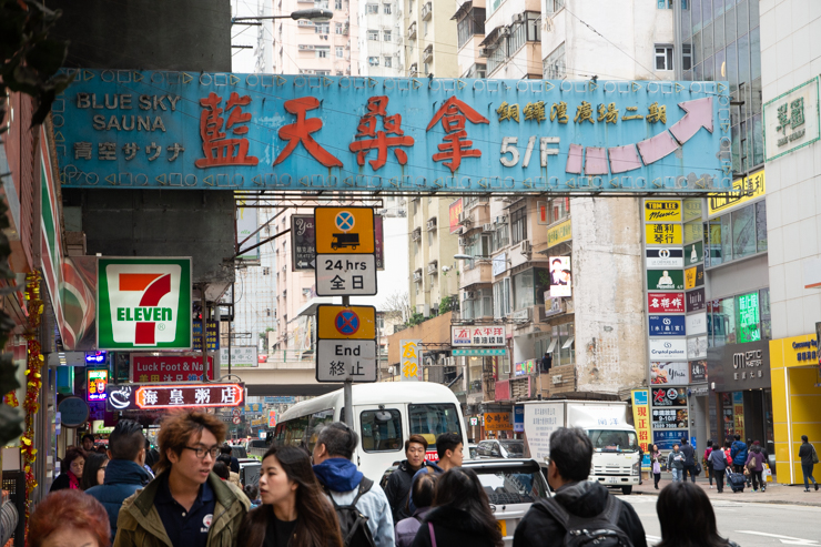 Avisos comerciales. Para llegar a este hay que subir cinco pisos