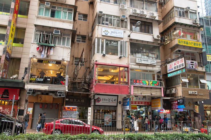 Calles justo detrás de los modernos edificios