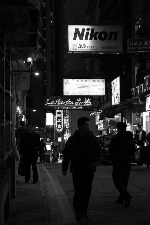 Avisos comerciales que decoran la vía