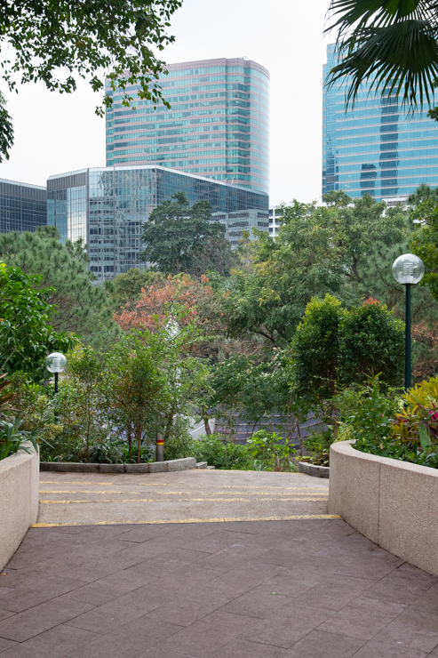 Parque de Kowloon rodeado de modernos edificios