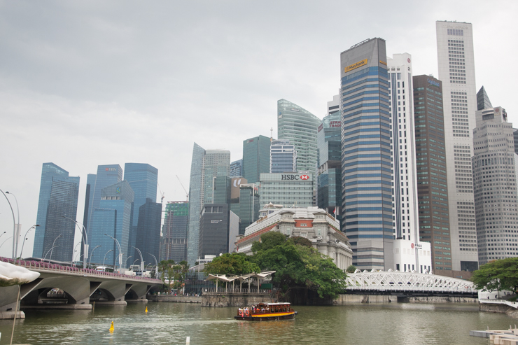 El hotel Fullerton con el centro detrás
