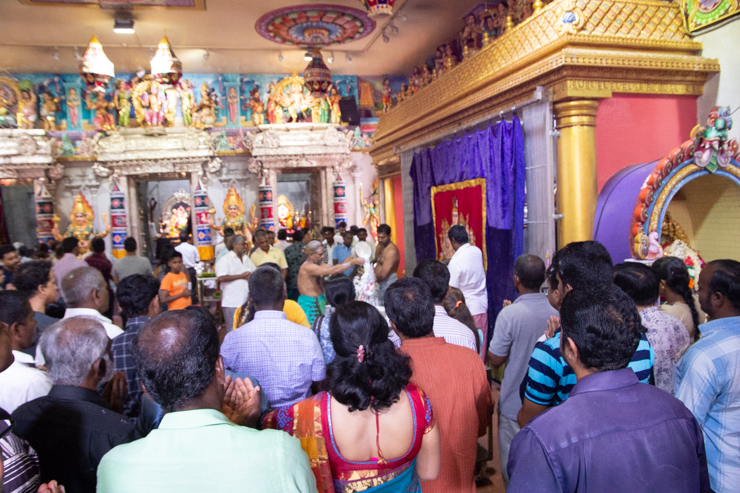 Gente rezando en el calor más infernal que singapur pueda dar