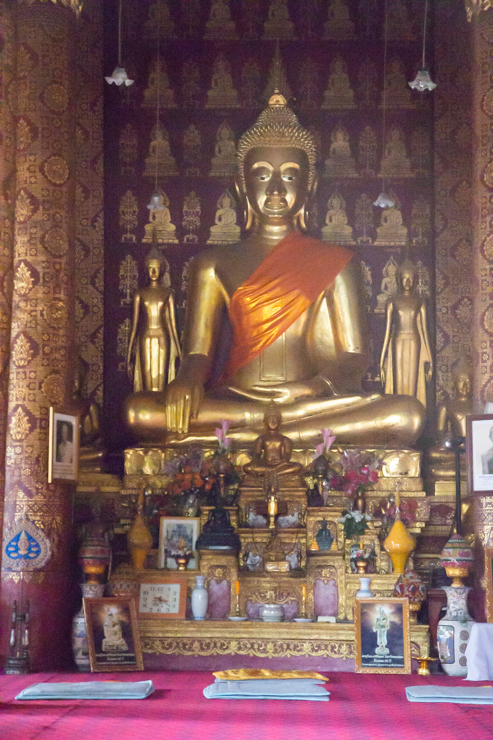 Un buda con ofrendas