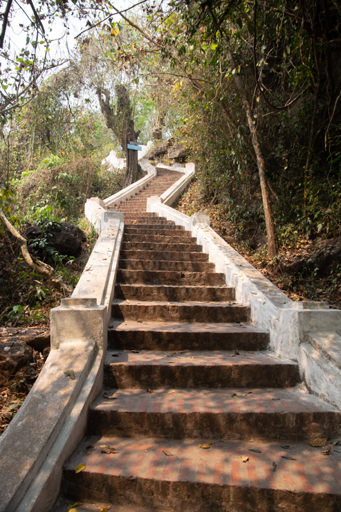Escaleras hacia el templo del morro tutelar, Phousi