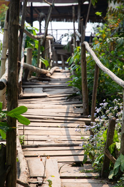 Entrada al hostal/bar/restaurante Nam Ou