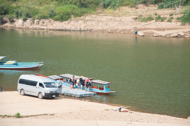 El puerto de Muang Khua con turistas dispuestos a pagar el flete completo