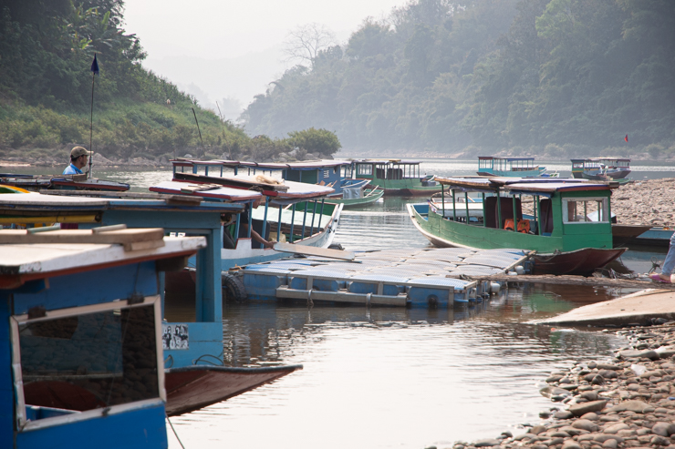 El puerto de Muang Khua en la mañana