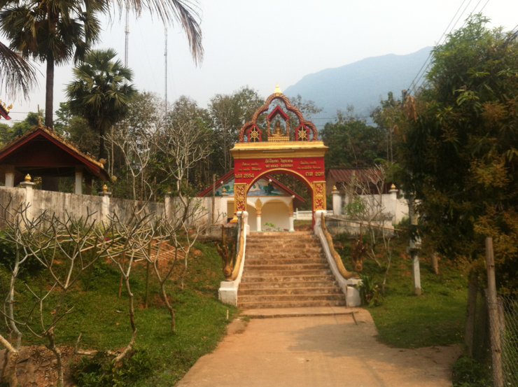 Entrada al templo de Muang Ngoi Neua
