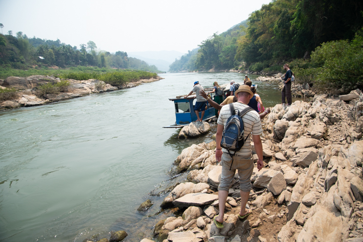 Caminando por la playa porque el bote no podía pasar unrápido con pasajeros