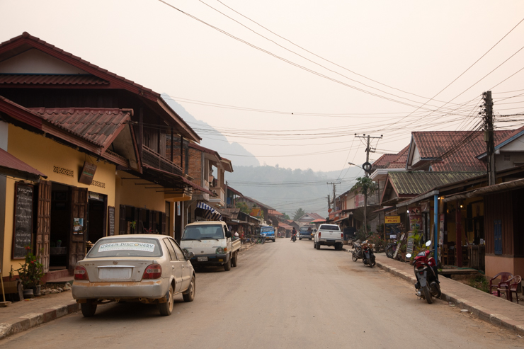 La calle principal de Nong Khiaw, es asfaltada!