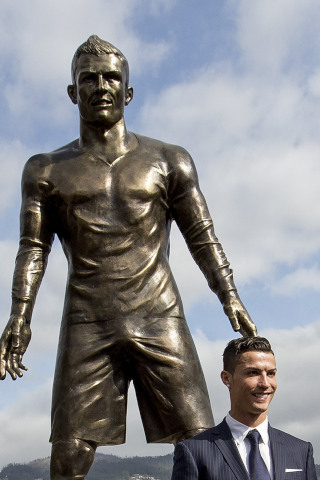 FBL-POR-RONALDO-STATUE