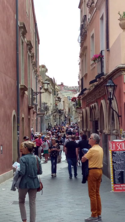 La misma calle pero un poquito más allacito