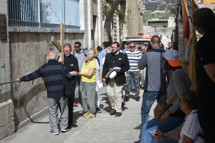Grupos de resanderos dramatizando el viacrucis