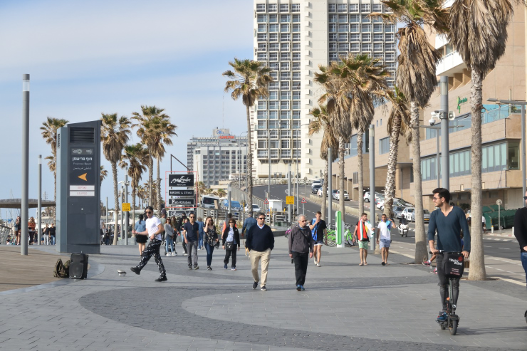 Gente en la costanera