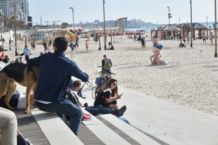 Gente mirando el mar