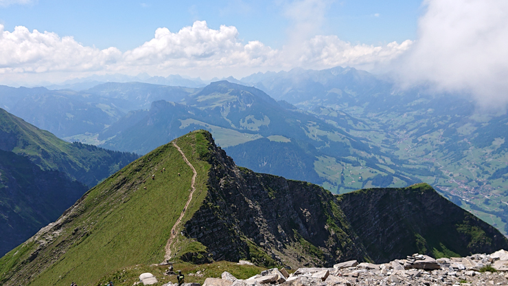 El filo de la montaña con el último tramo visto desde el Niesen