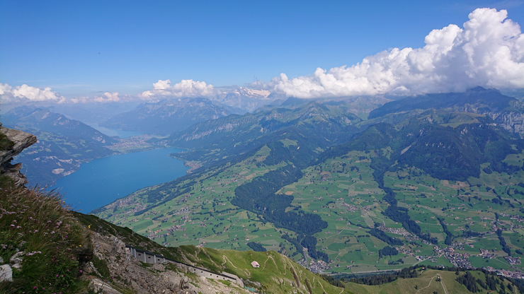 Vista de Interlaken al fondo dividiendo el Thunersee y el Brienzersee