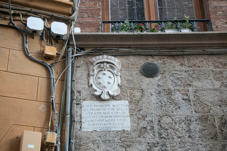 El caballero príncipe Mattias ha prohibido que en la calle Maestra di Salicotto no pueden habitar meretrices (putas). 11 Agosto 1630.