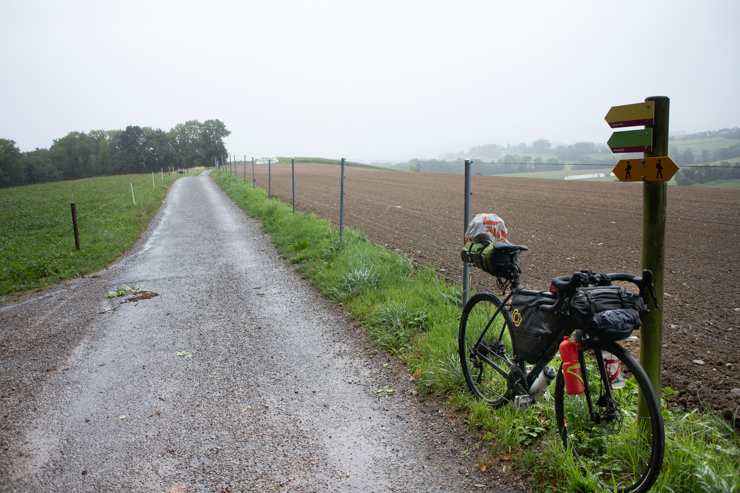 Camino bajo la lluvia entre el lago de Bienne y el de Neuchatel.