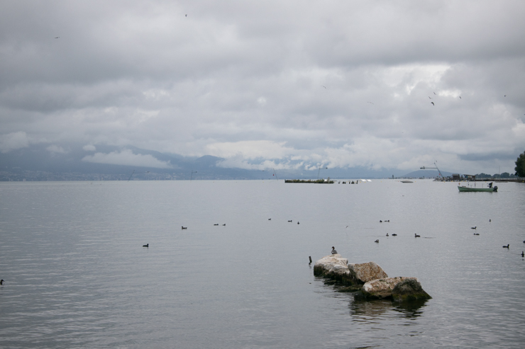 El lago Neuchatel con el día feo pero ya sin lluvia