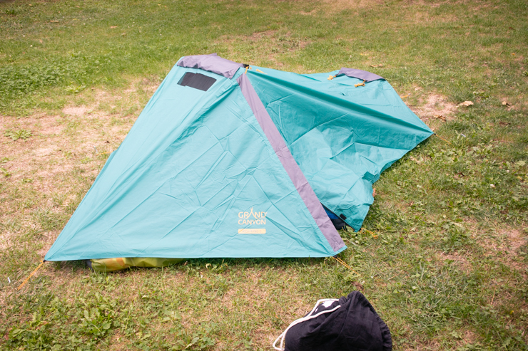 Inmensa carpa donde uno no se puede mover mucho