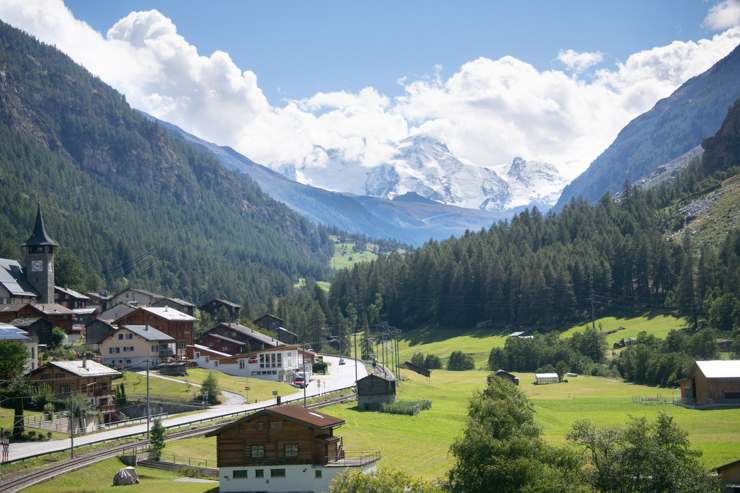 Randa en el Mattertal y al fondo el Breithorn