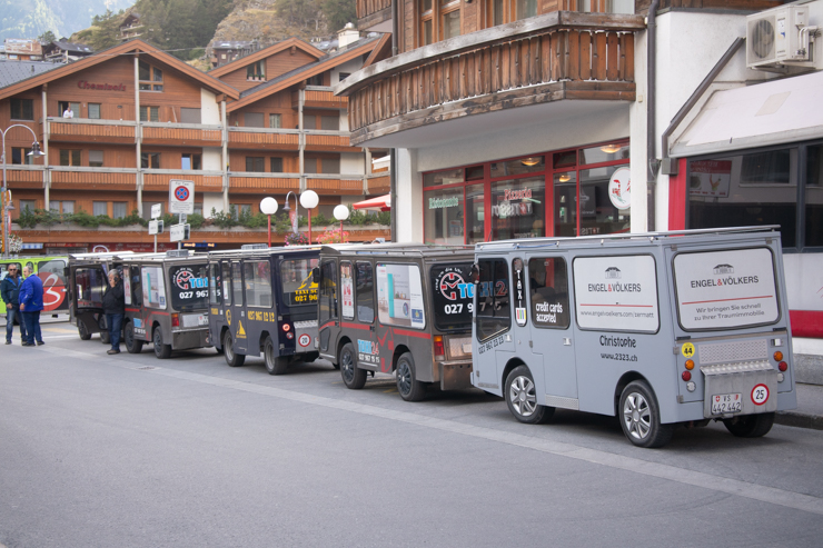Todo el transporte público de Zermatt es en carritos eléctricos