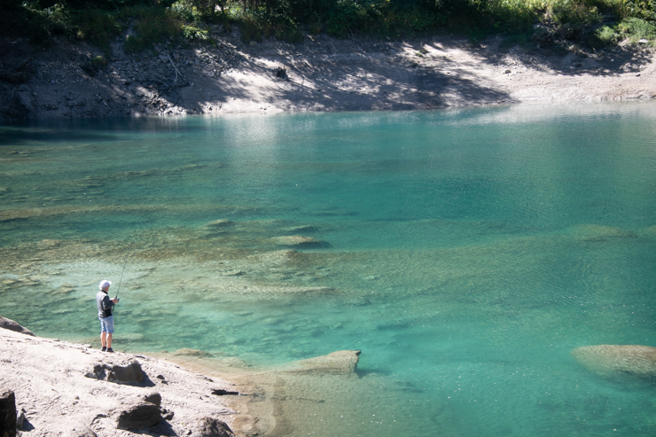 Pescador en Ze Binne, el lago en Binnertal