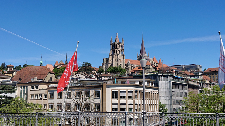 La catedral de Lausanne al fondo
