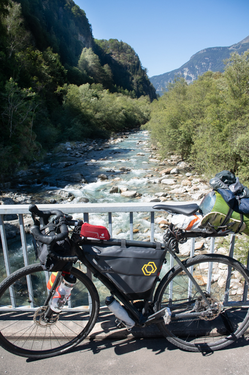El río ticino y la bicicleta