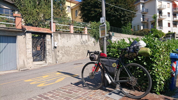 La bicicleta parqueada mientras yo hago pucheros