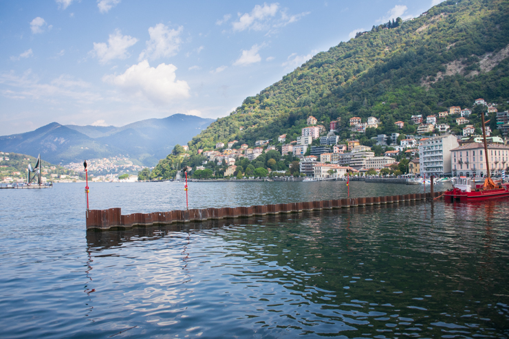 Vista del lago desde Como con Cernobio de fondo